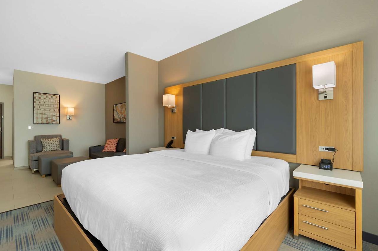 La Quinta Inn & Suites By Wyndham Coralville Iowa City Εξωτερικό φωτογραφία