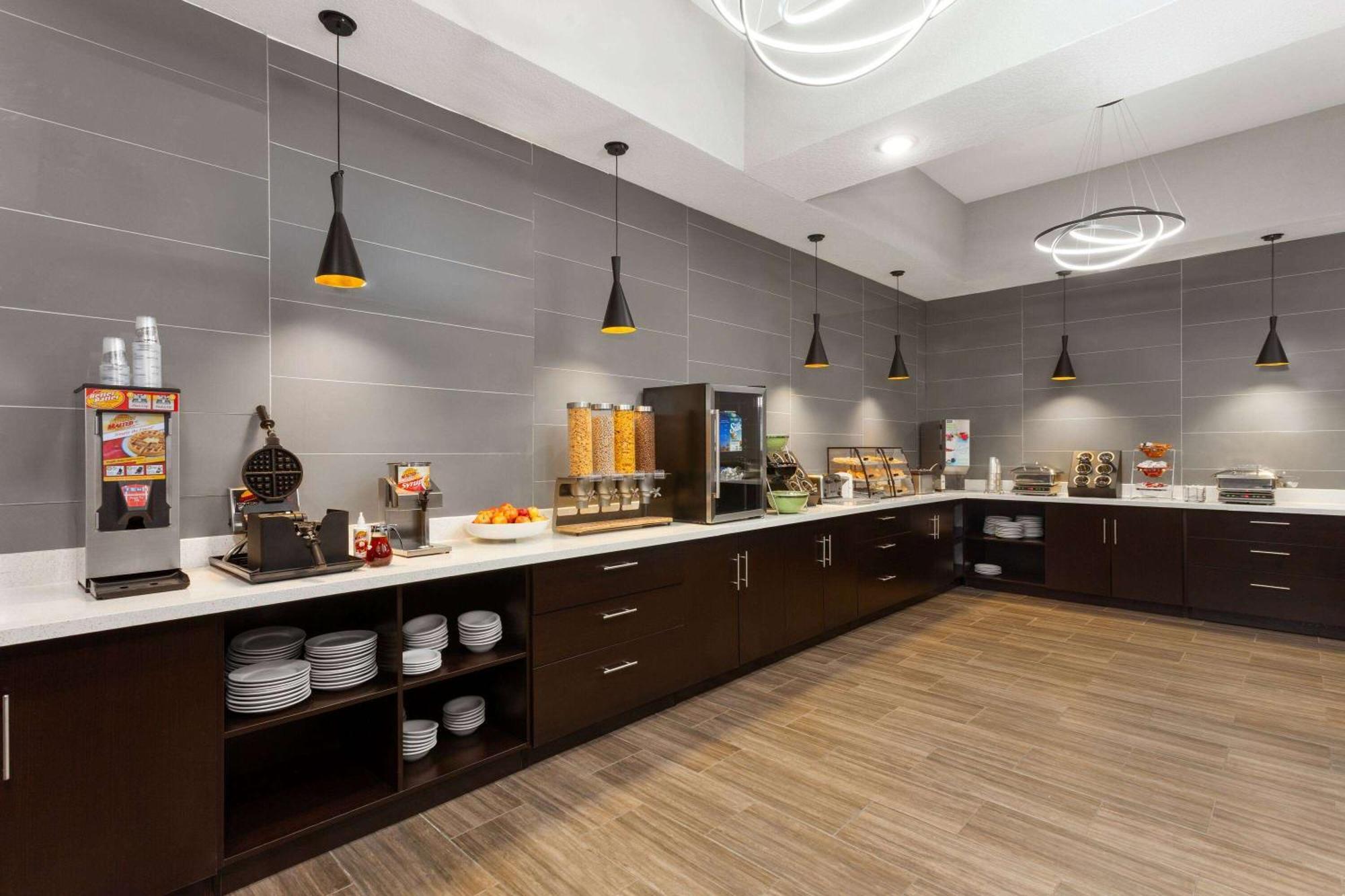 La Quinta Inn & Suites By Wyndham Coralville Iowa City Εξωτερικό φωτογραφία